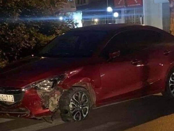 Tìm thấy ô tô Mazda màu đỏ húc văng 7 xe máy dừng chờ đèn đỏ ở Long Biên