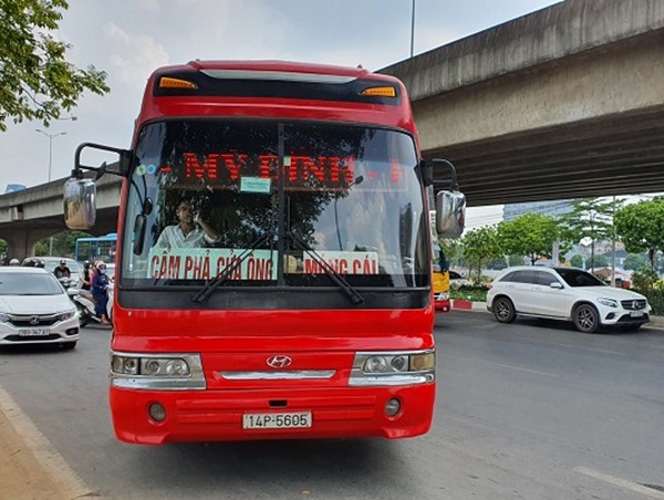 Xe dù ngang nhiên hoạt động trên đường Phạm Hùng
