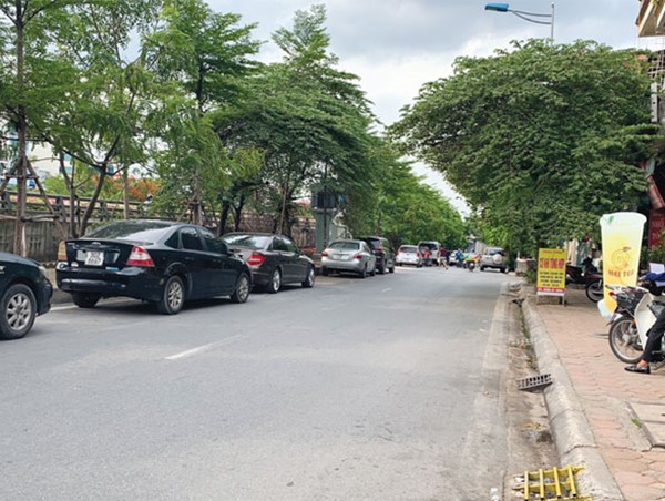 [Điểm nóng giao thông] Nhiều phương tiện dừng đỗ sai quy định trên đường Bưởi