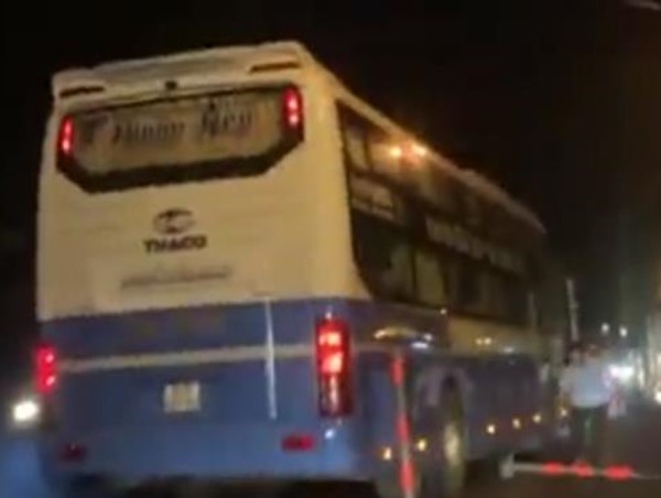 Xe khách ngang nhiên lấn làn gây ùn tắc kéo dài tại đường vào hầm Hải Vân