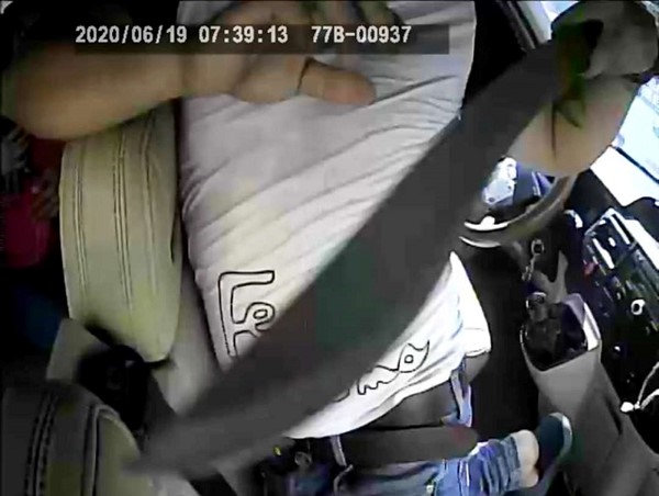 Dọa chém người, nhân viên nhà xe bị phạt 4 triệu đồng