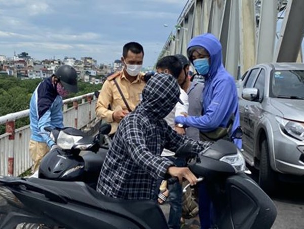 Cảnh sát giao thông cứu nam thanh niên nhảy cầu Chương Dương tự tử