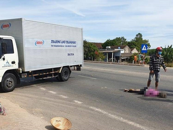 Tai nạn giao thông mới nhất hôm nay 10/7: Tông gãy biển báo trên xa lộ, nam sinh viên tử vong