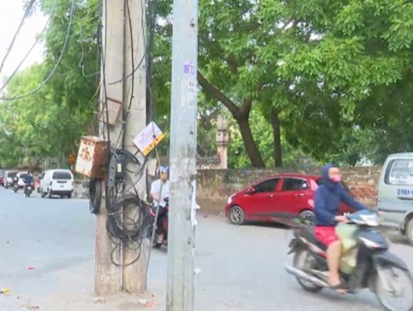 Hàng loạt cột điện án ngữ trên nhiều tuyến giao thông thuộc phường Phú Lương, quận Hà Đông