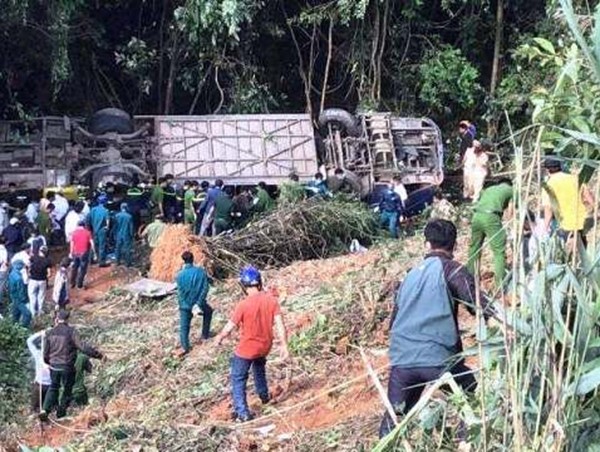 Xe khách lao xuống vực sâu, ít nhất 4 người chết, 28 người bị thương