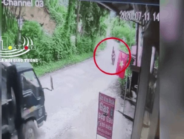 Phóng như bay gặp ngay xe tải, thanh niên mất mạng sau cú đâm kinh hoàng