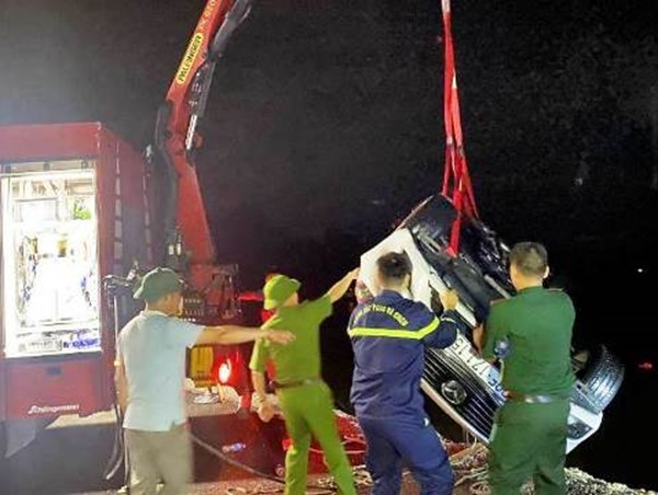 Tai nạn giao thông mới nhất hôm nay 11/7: Xe khách lao xuống vực, 40 người thương vong