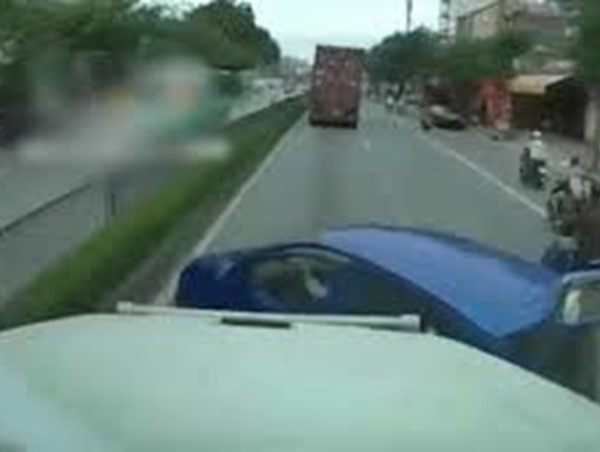 Đi sát đầu xe container, ô tô con bị húc văng sang đường bên kia