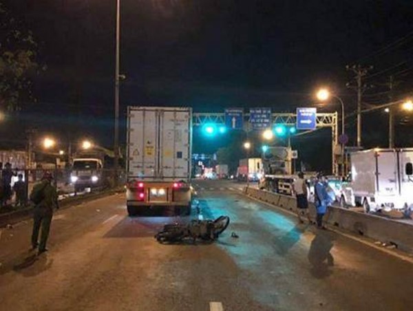 Tai nạn giao thông mới nhất hôm nay 12/7: Phóng mô tô với “tốc độ bàn thờ” vào xe container