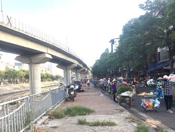 Chợ cóc gây mất trật tự đô thị, an toàn giao thông trên phố Cầu Mới