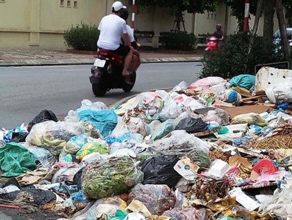 Người dân bức xúc vì bãi rác cản trở giao thông nút giao Phạm Hùng - Nguyễn Quốc Trị