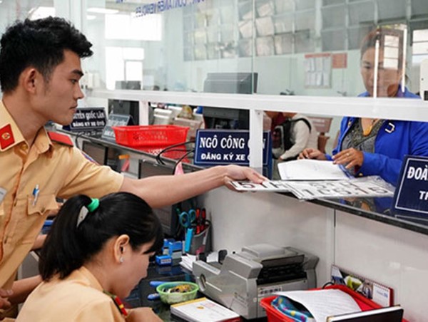 [Infographic] Bán xe khác tỉnh phải nộp lại biển số và đăng ký xe
