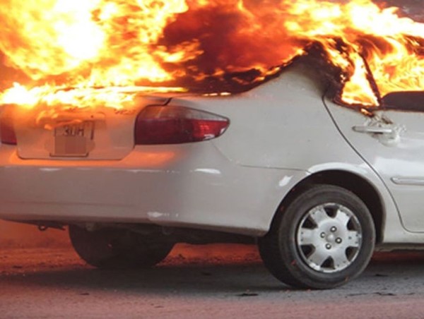 Ô tô con bất ngờ bốc cháy trên đường lưu thông