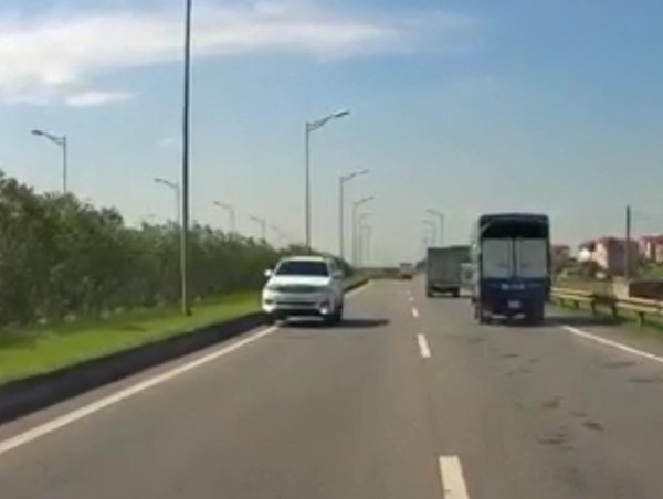 Ô tô ngang nhiên phóng ngược chiều trên cao tốc Hà Nội - Thái Nguyên
