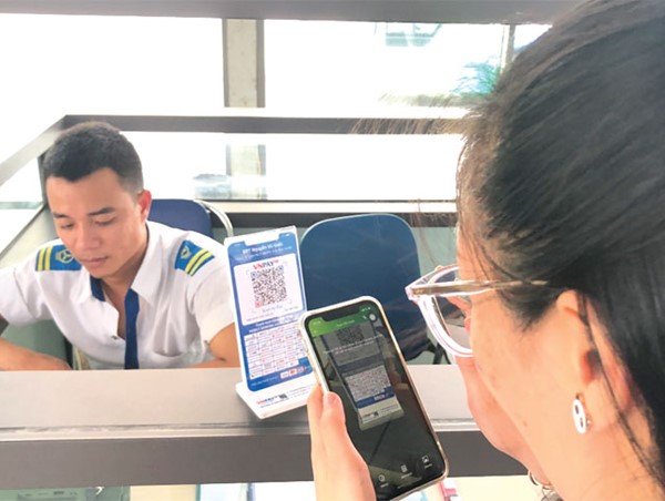 Mua vé xe buýt BRT bằng hình thức quét mã QR: Khắc phục hạn chế để nhân rộng