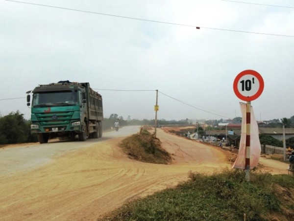 Xe quá tải hoành hành trên đê, Bộ Nông nghiệp đề nghị xử lý nghiêm