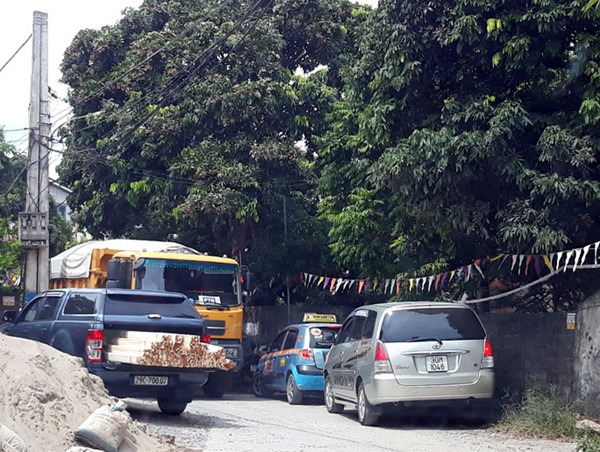 Huyện Chương Mỹ: Đường xuống cấp vì xe quá tải