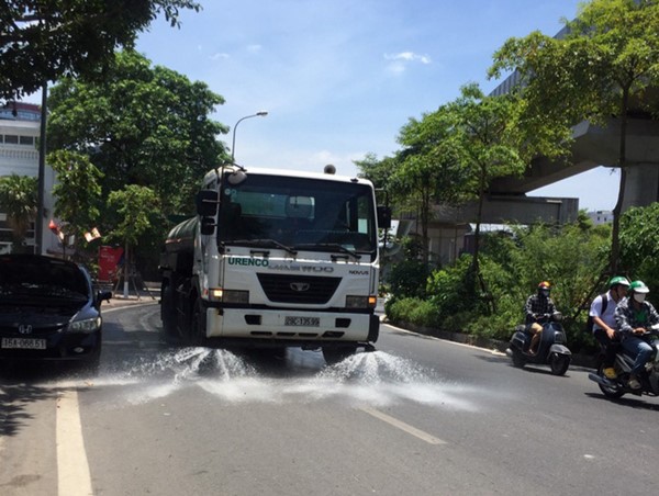Hà Nội tiếp tục tưới rửa đường, nhất là các ngày có AQI ở mức xấu trở lên