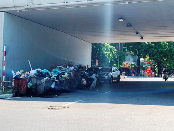 Hà Nội chỉ đạo khẩn vụ người dân chặn xe vận chuyển rác