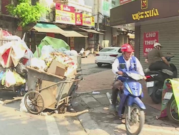 Rác ngập phố phường Hà Nội