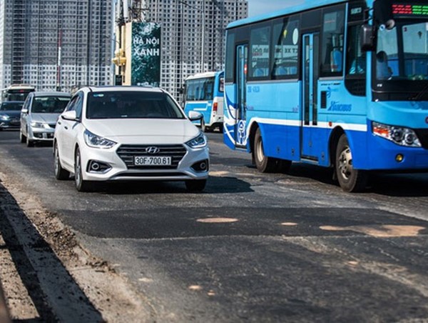 Thay đổi lộ trình 16 tuyến buýt trong thời gian sửa chữa cầu Thăng Long