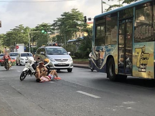 Cảnh sát giao thông giúp người bị nạn thoát cơn nguy kịch
