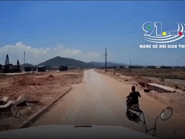 Đột ngột "xòe" trước xe container, 2 thanh niên khiến tài xế thót tim