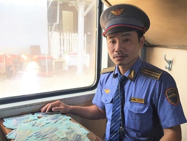 Trả lại 100 triệu đồng khách bỏ quên trên tàu