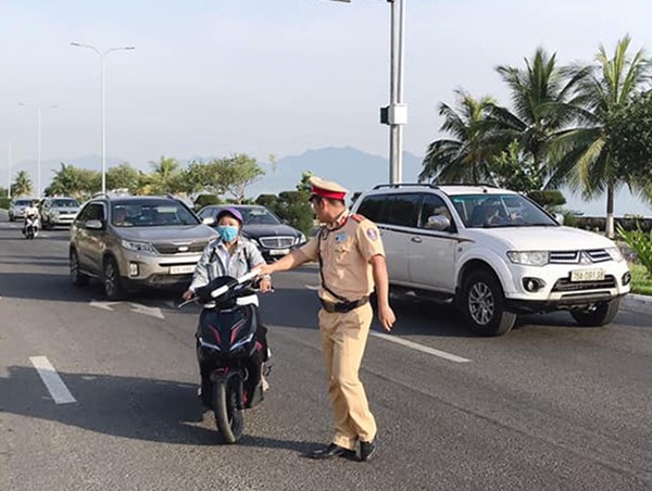 Cảnh sát giao thông Đà Nẵng đồng loạt ra quân xử lý vi phạm giao thông