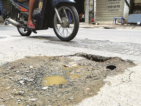 Mặt đường phố Thụy Khuê xuống cấp trầm trọng