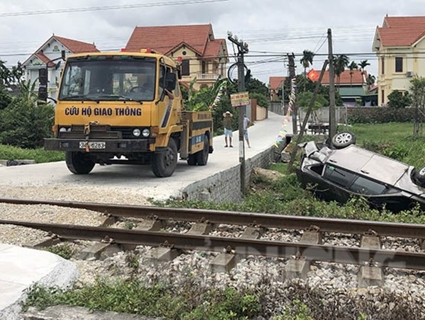 Tàu hỏa húc văng ô tô Innova, tài xế may mắn thoát chết