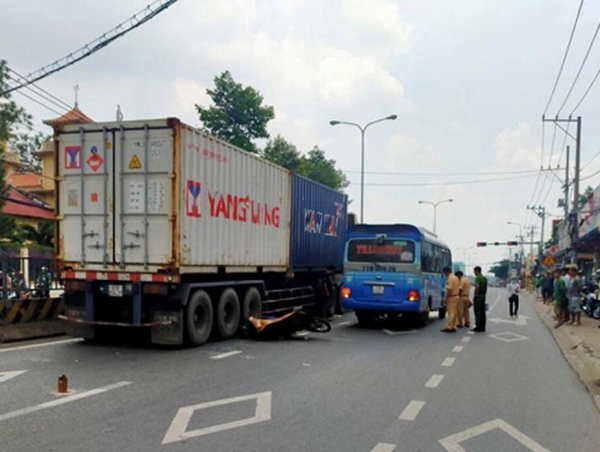 Tai nạn giao thông mới nhất hôm nay 20/7: Hai mẹ con bị cuốn vào gầm xe tải tử vong