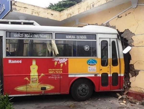 Hải Dương: Xe buýt đâm thủng tường nhà ga tàu hỏa sau va chạm với container
