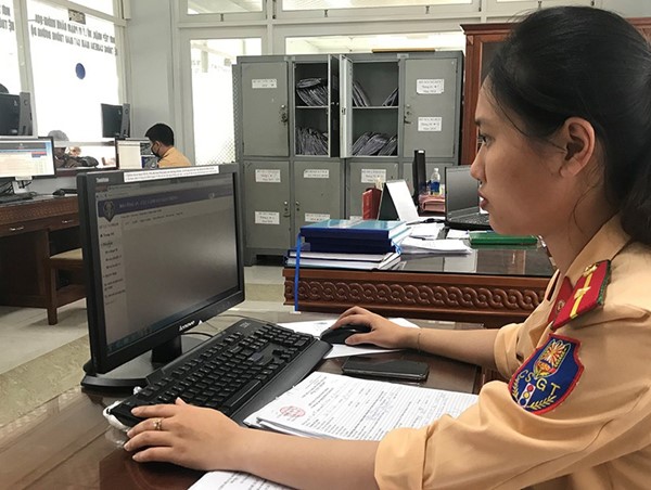 Thí điểm nộp phạt vi phạm giao thông trực tuyến: Ngẫm về con số 170 và 11.000