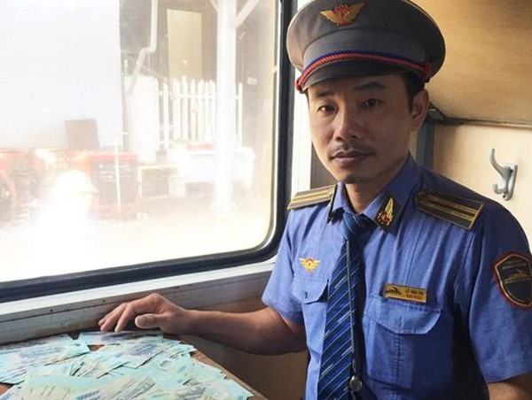 Bộ trưởng Giao thông vận tải biểu dương nhân viên đường sắt trả lại tiền cho khách
