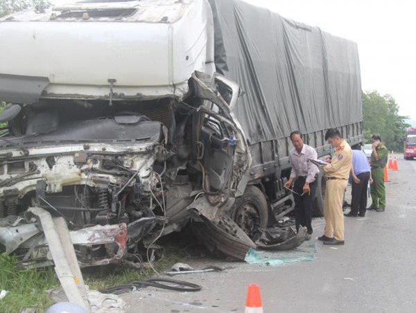 Tăng cường kiểm soát xe khách chạy ban đêm sau tai nạn 8 người tử vong tại Bình Thuận