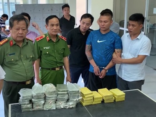 Đi ô tô chở vali chứa 54 bánh heroin, 2 thanh niên bị bắt ở Hưng Yên