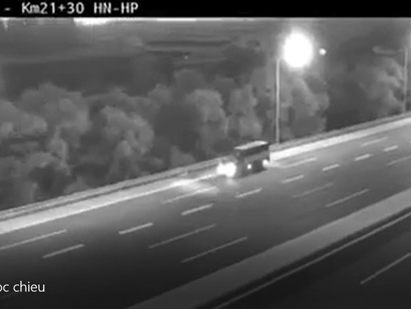 Phạt 17 triệu, tước bằng 6 tháng tài xế điều khiển xe tải đi ngược chiều, đi lùi trên cao tốc