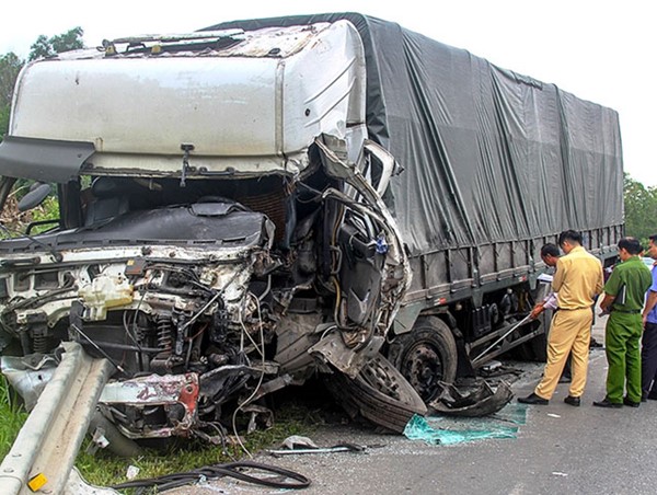 Liên tiếp nhiều vụ tai nạn giao thông thảm khốc: Siết quy định, điều kiện lái xe