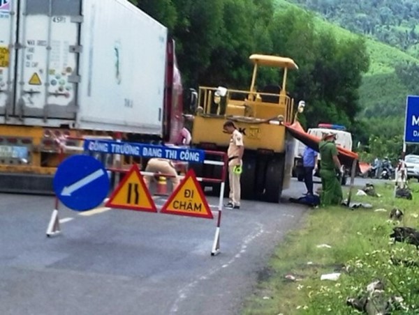 Xe lu cán chết một công nhân đang làm đường