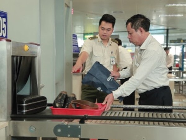 Phát hiện 2 người Trung Quốc nhập cảnh trái phép, dùng giấy tờ giả định đi máy bay