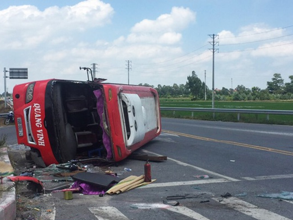 Xe container tông xe khách lật ngửa, 2 người tử vong
