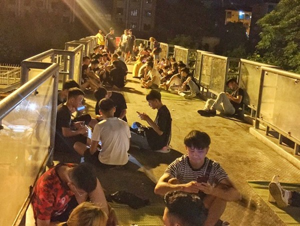 Cầu bộ hành hay địa điểm ăn chơi, xả rác công cộng?