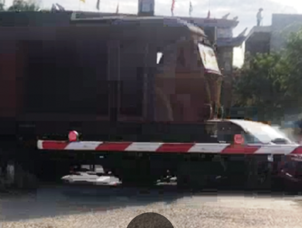 Ô tô cố băng qua đường sắt bị tàu hỏa tông