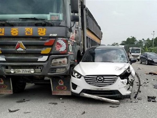 Nữ xế lái xe ô tô con gây tai nạn liên hoàn trên đường Hồ Chí Minh