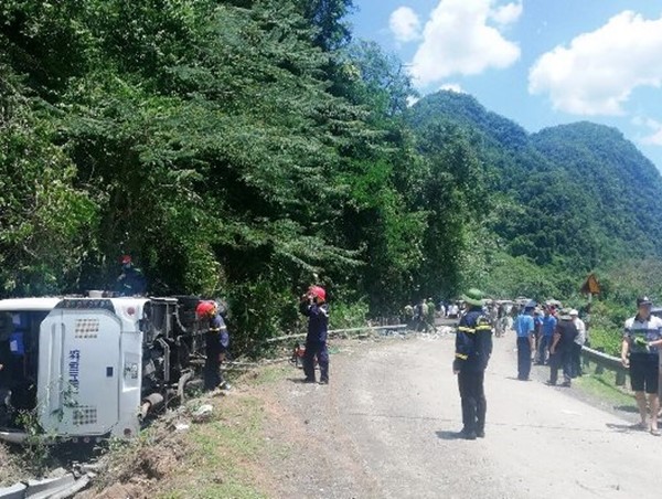 Thông tin mới nhất vụ lật xe ở Quảng Bình: Đã có 13 người tử vong