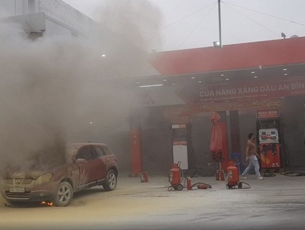 Hà Nội: Vào đổ xăng, ô tô Nissan bất ngờ cháy dữ dội