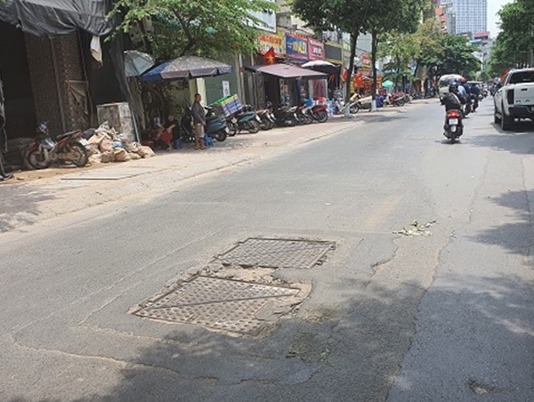 Đường Kim Giang gập ghềnh miệng cống