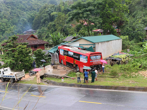 Tai nạn giao thông mới nhất hôm nay 27/7: Xe khách lao vào nhà dân, 1 trẻ nhỏ bị thương