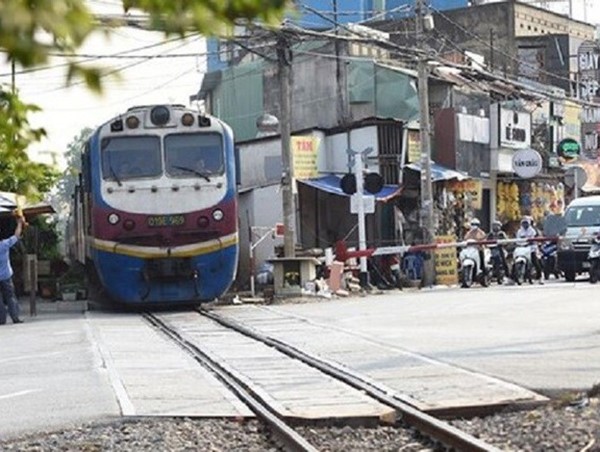 Kịp thời cứu người đàn ông say xỉn khỏi bị tàu đâm